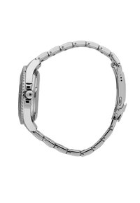Orologio da polso in acciaio inossidabile argentato con un quadrante rettangolare, corona prominente e un bracciale segmentato con maglie lucide e spazzolate.