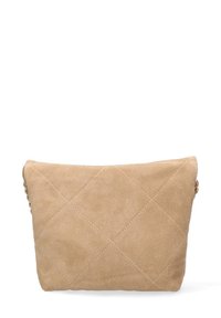 Borsa a tracolla in suede beige con motivo a rombi, caratterizzata da un design semplice e strutturato e da una catena metallica per la spalla.