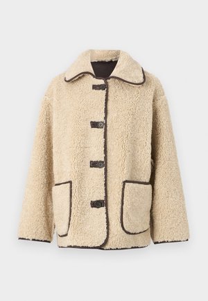 Beige fleecová bunda s límečkem, pěti předními knoflíky a hnědým lemováním. Obsahuje dvě velké boční kapsy.
