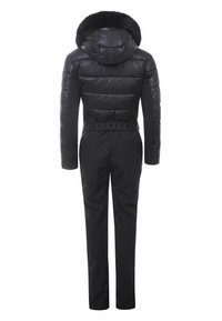 Czarny kombinezon puchowy z futrzanym kapturem, dopasowaną talią i długimi rękawami. Materiał jest błyszczący, z wyraźnymi pikowanymi sekcjami i podszewką.