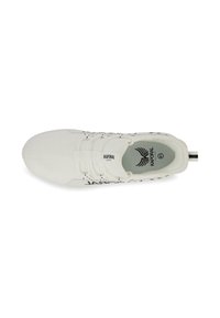 Zapato deportivo blanco con parte superior de punto texturizado, cordones elásticos y un acento negro con patrón. Presenta una plantilla acolchada y una tira en el talón.