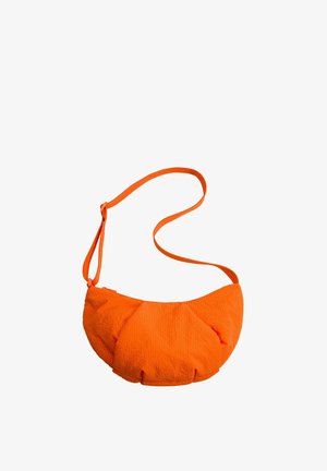 Borsa a tracolla arancione brillante con texture, chiusura a zip e tracolla regolabile, mostrata su sfondo bianco.