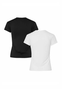 Sort og hvid korte ærme t-shirts vist ryg-til-ryg. Lavet af bomuld, med rund hals og en tætsiddende design.