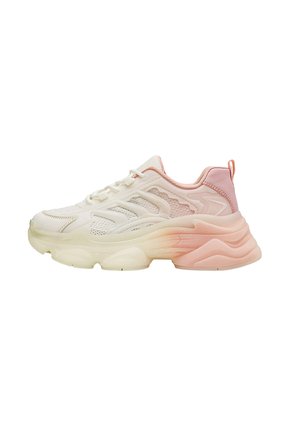 Klobiger Sneaker mit weißem Mesh-Obermaterial, zarten rosa Akzenten und einer dicken, verlaufenden Sohle, die von Creme zu Pink übergeht. Strukturiertes Design mit Details.