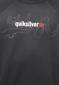 Σκούφο γκρι φούτερ με λευκό ραμμένο περίγραμμα της λέξης "quiksilver" και έντονο λευκό κείμενο "quiksilver" πάνω από αυτό, συν μικρό κόκκινο τετράγωνο λογότυπο.