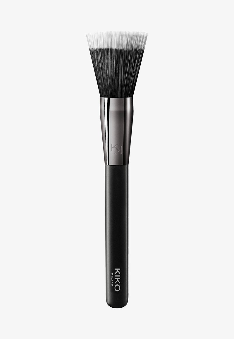KIKO-børste med et tapered svart håndtak, et sølvfarget ferrule, og tette, hvite og svarte børstehår. Designet for enkel påføring og blending.