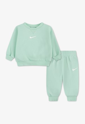 Miętowy zestaw dla malucha marki Nike – bluza i spodnie dresowe z prążkowanymi mankietami oraz białymi logo na piersi i nogawce.