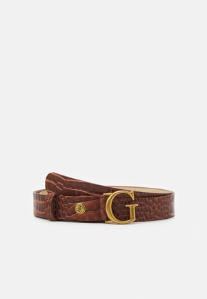 Bruine riem van nepkrokodillenleer met gouden G-vormige gesp en klein rond logo-detail op de band, opgerold op een witte achtergrond.