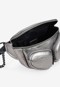 Bolso gris metálico con superficie texturizada, que cuenta con dos compartimentos con cremallera, una apertura con cremallera y una correa de cadena para un uso seguro.