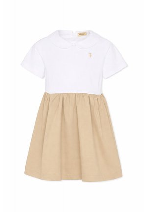 Vestito bianco a maniche corte con colletto Peter Pan e gonna beige arricciata, con piccolo logo ricamato sul petto sinistro.