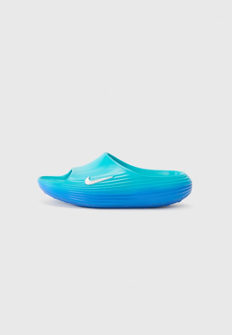 Sandale à glissière Nike en dégradé de bleu clair à bleu foncé en plastique, avec un design à ondulations texturé et un accent logo en argent.