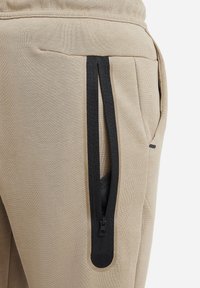 Nike Sportswear Träningsbyxor - khaki/yellow ochre/(black)