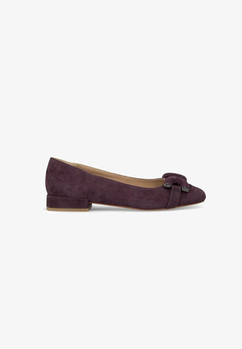 Chaussure plate en daim violet foncé avec petit talon bloc et bride décorative avec perles noires sur le bout pointu.