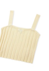 Kremowy prążkowany crop top z cienkimi regulowanymi ramiączkami i fakturowanym wzorem, prezentujący pionowe linie na tkaninie.