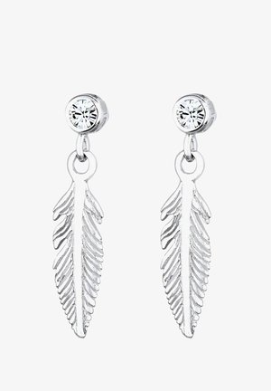 Boucles d'oreilles pendantes en argent avec des clous en pierre précieuse ronde claire et des pendentifs détaillés en forme de plume suspendus en dessous.