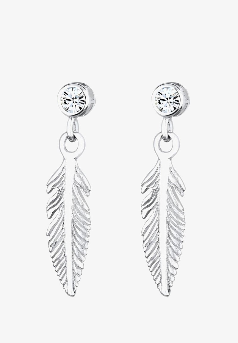 Boucles d'oreilles pendantes en argent avec des clous en pierre précieuse ronde claire et des pendentifs détaillés en forme de plume suspendus en dessous.
