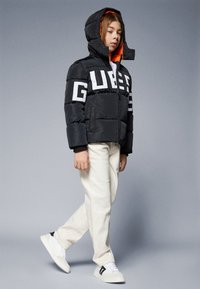 Guess JUNIOR HHOODED PADDED - Vinterjakke - jet black a996