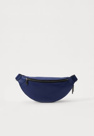 Marsupio in pelle blu navy a forma semicircolare, con chiusura a zip e cinturino regolabile, caratterizzato da una superficie texturizzata e dettagli in metallo sulla cerniera.