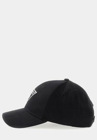 Schwarze Baseballkappe aus Baumwolle mit einem gewölbten Schirm, versehen mit einem Logopatch auf der Vorderseite, sechs Belüftungsöffnungen und einem verstellbaren Riemen auf der Rückseite.