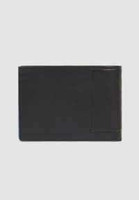 Portafoglio bifold in pelle nera con una tasca a pattina rettangolare sul lato destro, mostrato su uno sfondo chiaro e semplice.