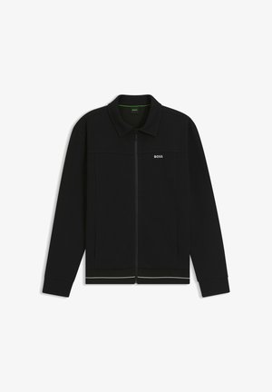 Musta vetoketjullinen takki, jossa kaulus, pitkät hihat, "BOSS"-logo rinnassa, sivutaskut ja hienovarainen valkoinen raita helman lähellä.