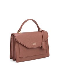 Borsa a mano in pelle marrone con texture, dotata di manico superiore, chiusura a patta frontale e una piccola etichetta. Accenti in hardware dorato.