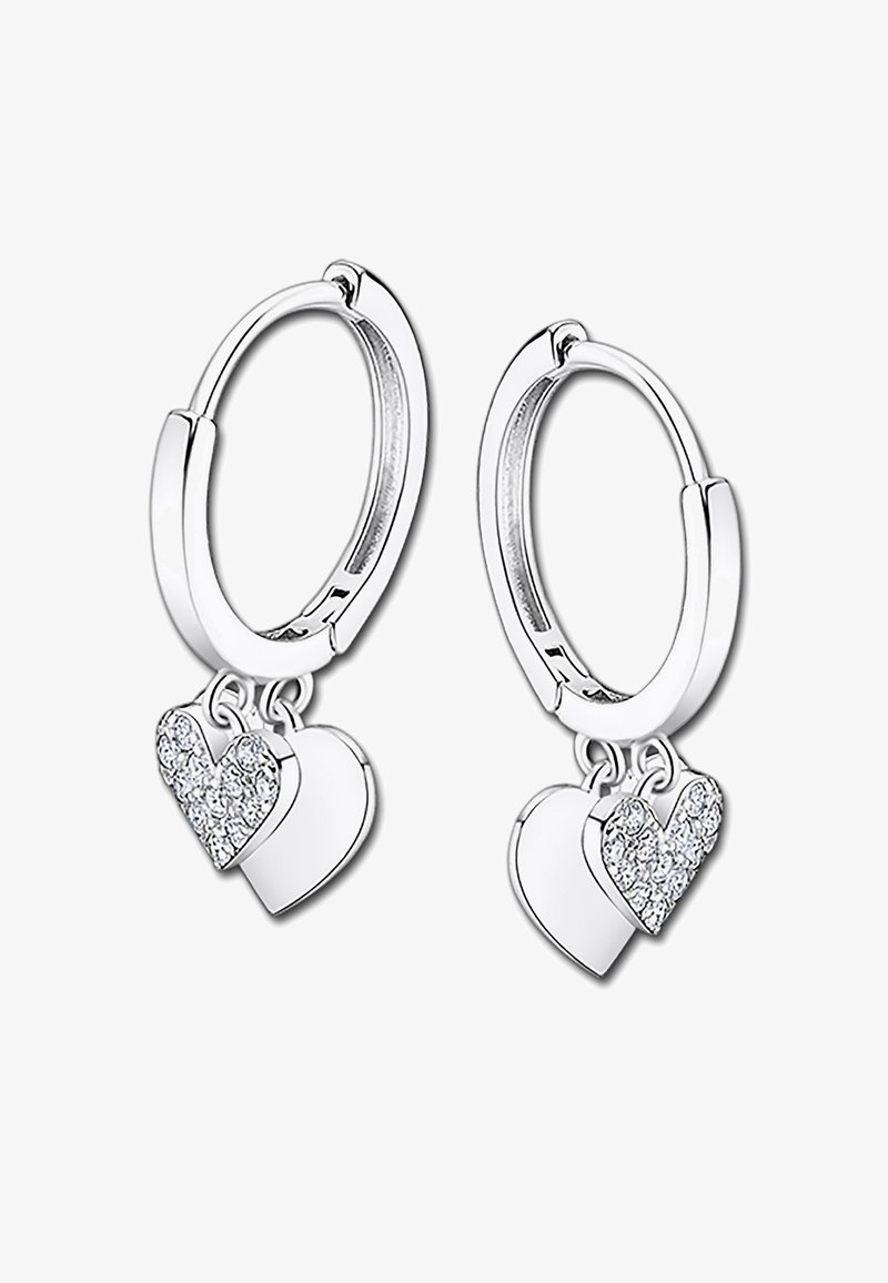 Boucles d'oreilles créoles en argent avec deux charms en forme de cœur suspendus : un poli et un orné de strass transparents. Design circulaire et brillant.