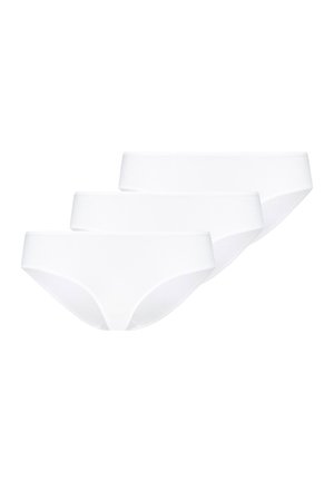 Tre slip bianchi semplici da donna impilati, mostrati su uno sfondo bianco.
