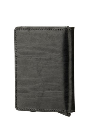 Schwarze Leder-Bifold-Geldbörse mit sichtbaren Nähten an den Rändern, geschlossen, isoliert auf weißem Hintergrund.