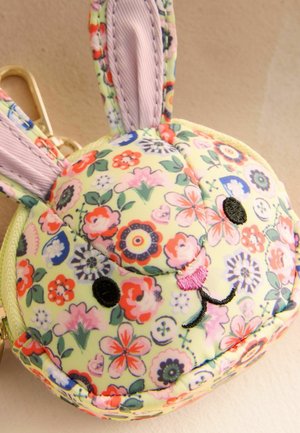 Kerek szövet érmepénztárca, amely nyúlfej alakú, színes virágmintával borított, hímzett szemekkel és orral.