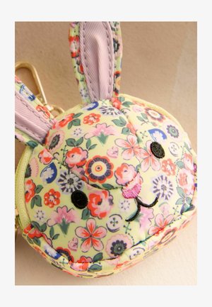 Kerek szövet érmepénztárca, amely nyúlfej alakú, színes virágmintával borított, hímzett szemekkel és orral.