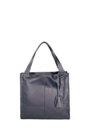 Borsa tote in pelle blu scuro con finitura testurizzata, due robuste maniglie e un piccolo cartellino staccabile. Le dimensioni offrono ampio spazio per gli oggetti essenziali.
