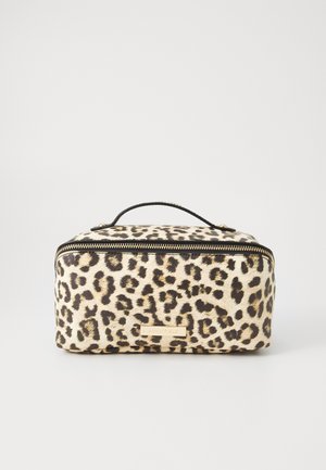 Kozmetička torbica s leopard uzorkom, pravokutnog oblika, izrađena od teksturirane tkanine. Ima crni patentni zatvarač i zlatni logotip sprijeda.