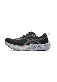 Scarpa sportiva nera con tomaia in rete, dettagli grigi e suola multicolore textured che presenta sfumature di blu, rosa e viola.