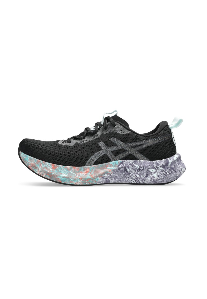 Scarpa sportiva nera con tomaia in rete, dettagli grigi e suola multicolore textured che presenta sfumature di blu, rosa e viola.