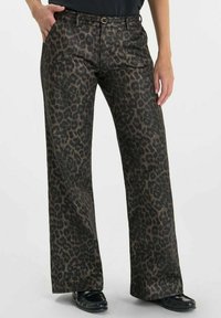 Luipaardprint broek met een wijde pijpdesign, gemaakt van een soepele stof. Kleuren zijn donkerbruin en zwart met een subtiele glans.