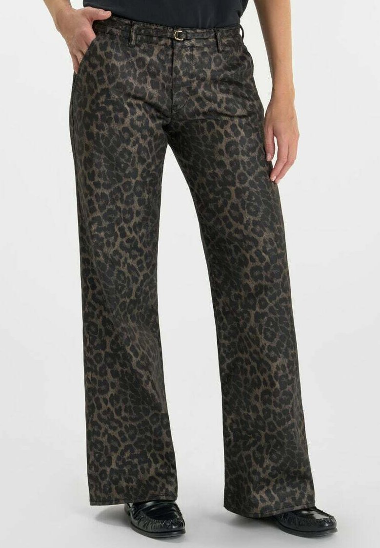 Luipaardprint broek met een wijde pijpdesign, gemaakt van een soepele stof. Kleuren zijn donkerbruin en zwart met een subtiele glans.