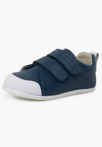 Baskets en cuir bleu marine avec un capuchon en caoutchouc blanc et une semelle blanche. Elles sont dotées de deux bandes Velcro et de petits trous de ventilation sur les côtés.