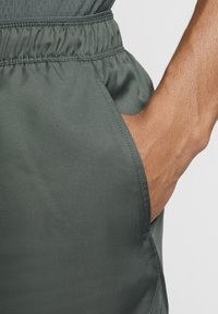 Nike Performance COURT VICTORY - Pantaloncini sportivi - vintage green white