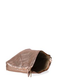 Pochette in pelle metallica rosa oro con chiusura a zip, forma triangolare e superficie liscia. L'interno è foderato in un colore neutro.