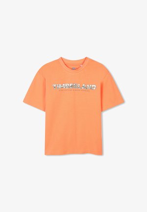 Oranje katoenen t-shirt met een ronde hals. Heeft een witte "TIMBERLAND" logo met een patroonvulling. Korte mouwen en rechte zoom.