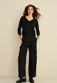 Next V-NECK JUMPER - Pulover - black
