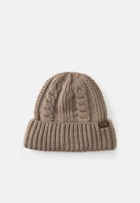Gorro de malha bege com punho canelado, apresentando um design de malha em cabos na parte superior, e um pequeno emblema castanho de logotipo na lateral.