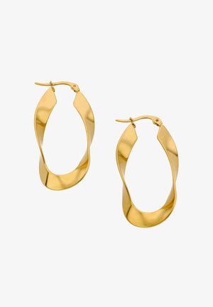 Een paar glanzende gouden gedraaide oorringen met scharnierende sluitingen op een witte achtergrond.