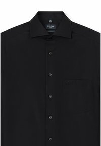 Camicia da uomo nera, taglio moderno, tessuto liscio, chiusura con bottoni frontale, piccolo taschino sul petto, dettagli logo sottili, colletto classico.