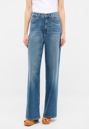 Jean en denim bleu taille haute avec une coupe large, comprenant des poches avant et un design classique à cinq poches, avec des coutures contrastantes.