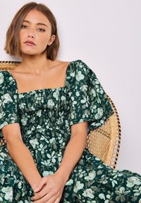 Apricot SMOCKED  - Denní šaty - green
