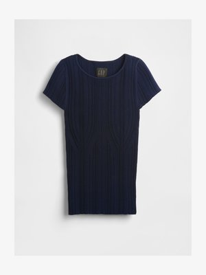 Tengerészkék bordázott rövid ujjú felső kerek nyakkivágással. A függőleges mintázat texturált redőket tartalmaz. A címkén a "GAP" felirat olvasható.