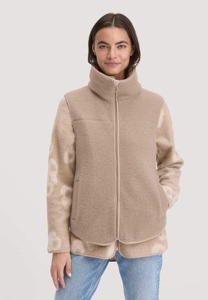 Beige fleecjas met een hoge kraag, ritssluiting en patroon op de mouwen. Beschikt over twee zijzakken en een ronde zoom.