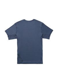Camiseta atlética de manga corta azul marino con una textura suave, que presenta un panel de malla y un logo impreso en negro en el costado.